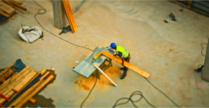 Arbeiter auf Baustelle schneidet Holz.