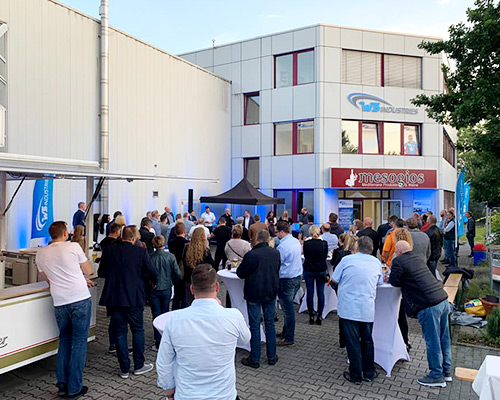Networking-Event vor industriellem Gebäude